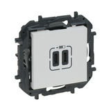 NiloéStep USB töltőaljzat C+C 3000mA/ 5V süllyesztett fehér IP40 LEGRAND